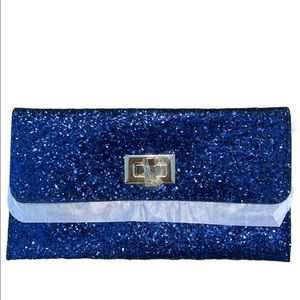 Sequenced blue clutch